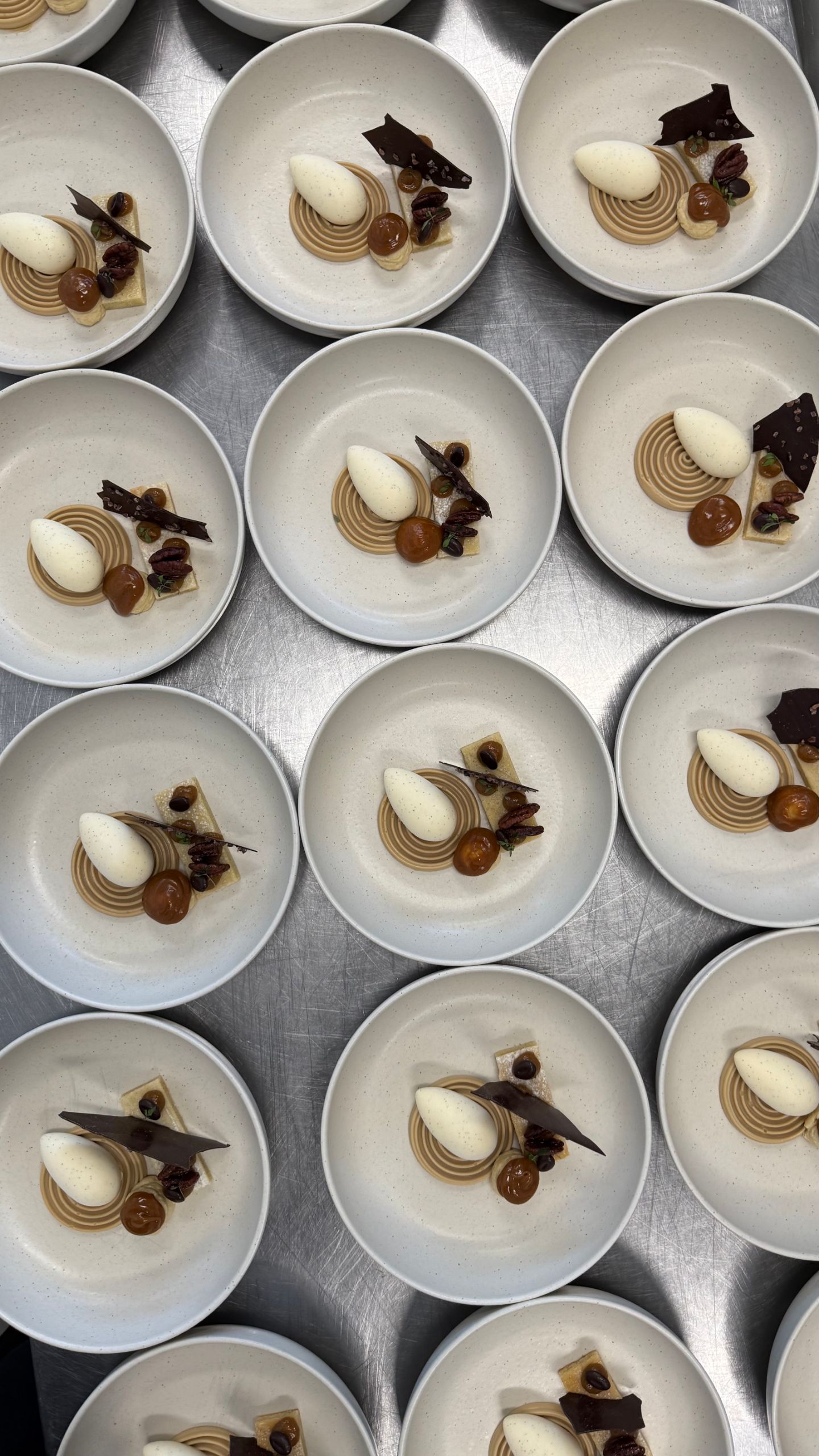 Uitgeserveerde desserts op meerdere borden, klaar om uit te gaan